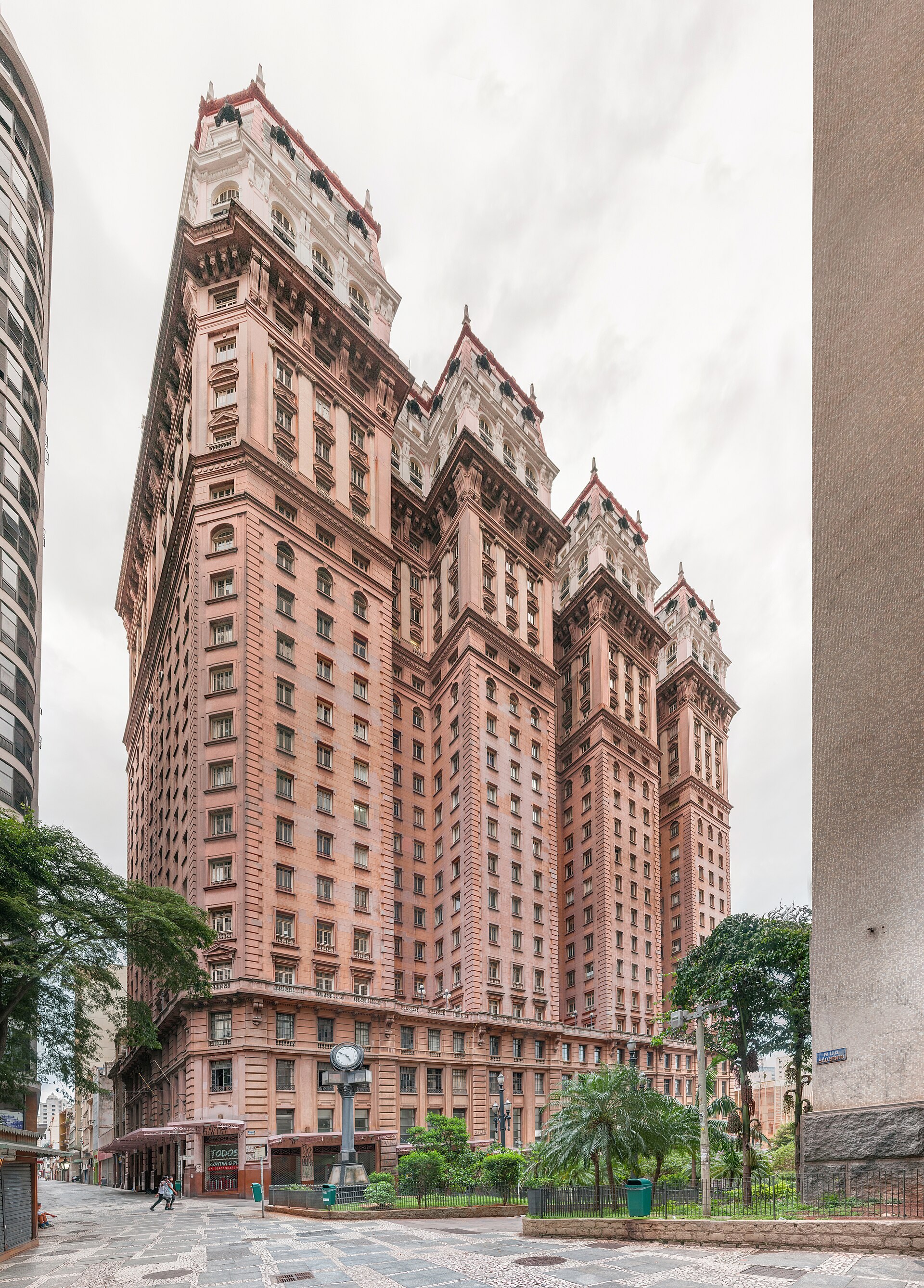 Fachada e terraço do Edifício Martinelli no Centro de São Paulo.